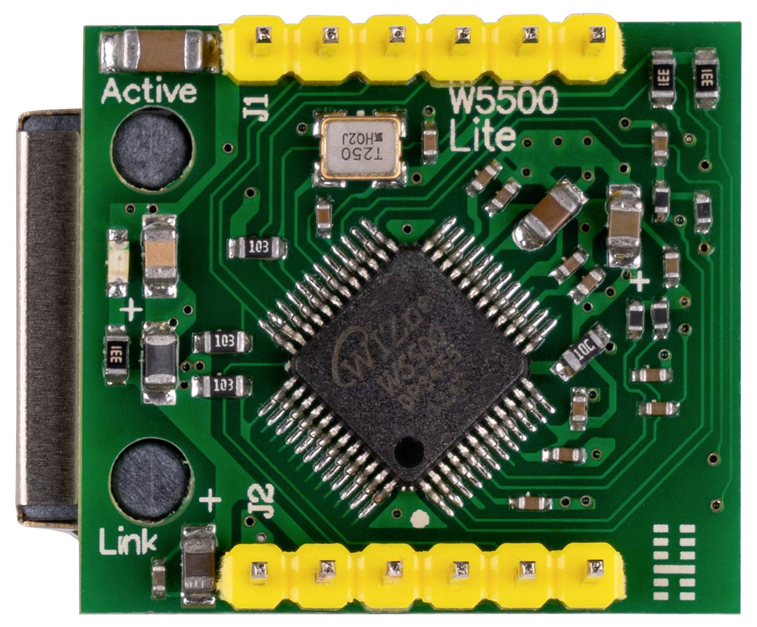 Afbeelding van een W5500 Lite Ethernet-module. Centraal een chip, omringd door elektronische componenten, met "Active"- en "Link"-leds.