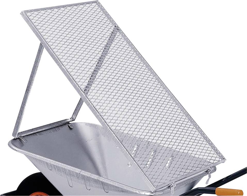 Een metalen zeef boven een kruiwagen wordt gebruikt als filter om grond of grind te zeven.