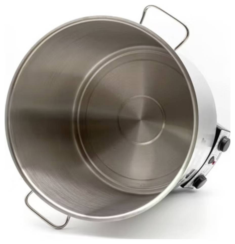 Grote roestvrijstalen pot met twee handvaten aan weerszijden, bekeken van bovenaf, licht gekanteld voor een binnenaanzicht.