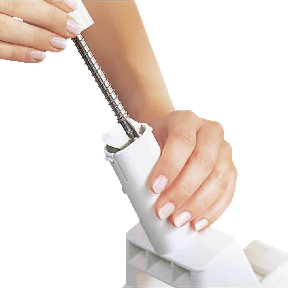 Een hand houdt een witte stofzuigeropzetstuk vast, terwijl een andere hand een metalen veer of staaf daarin positioneert.