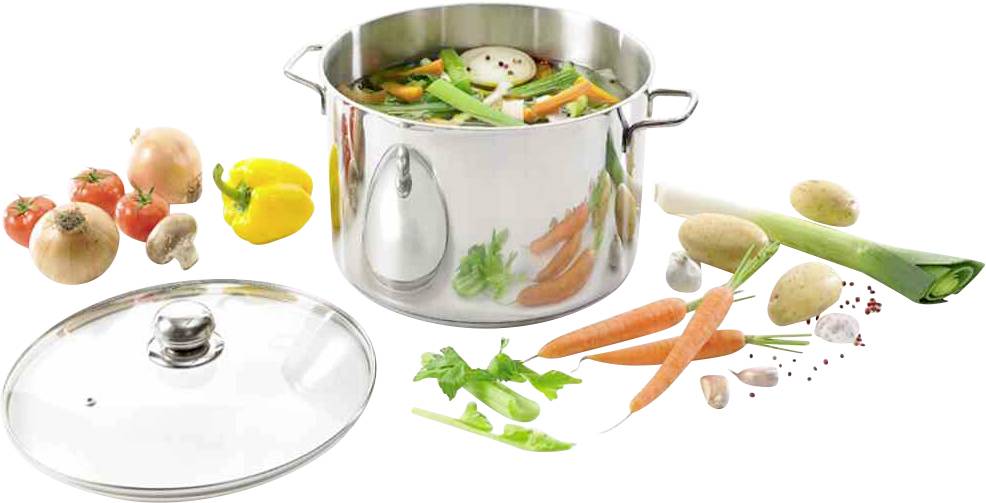 Een pot met groenten op een witte achtergrond. Wortels, paprika, aardappels en prei liggen naast de pot.