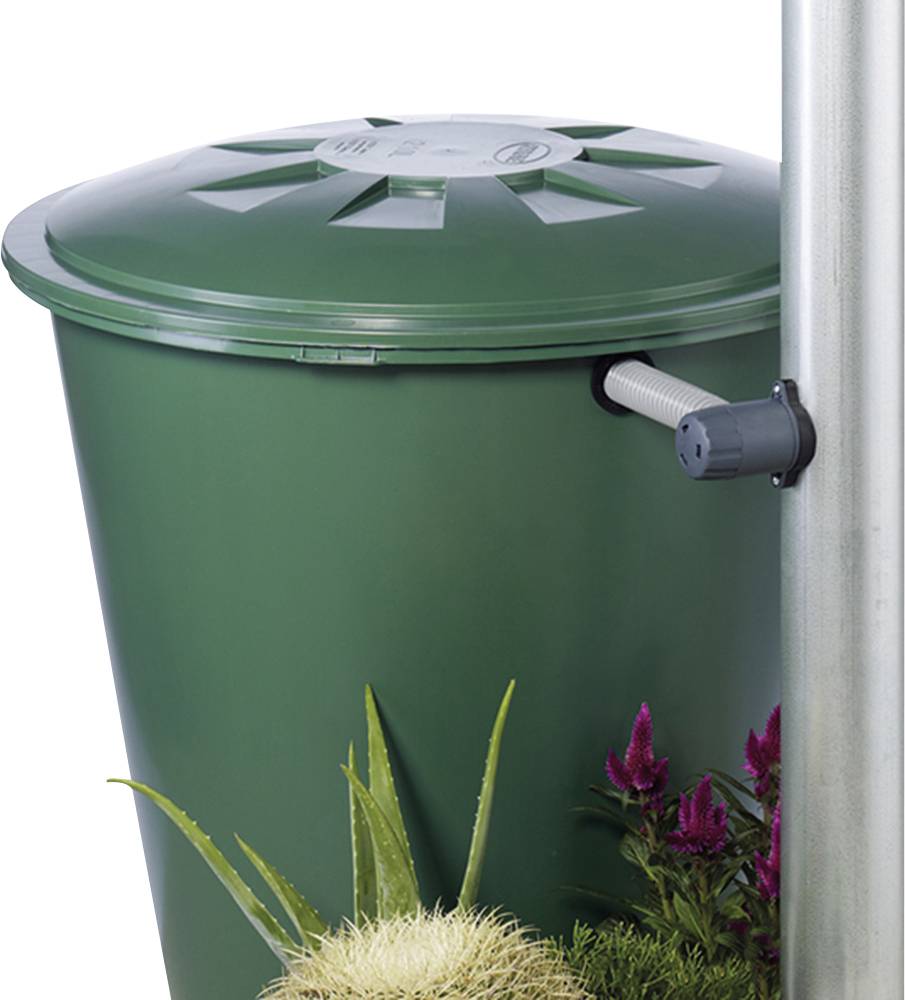 Groene regenton met gesloten deksel, aangesloten op een regenpijp. Planten sieren het onderste gedeelte van de regenton.