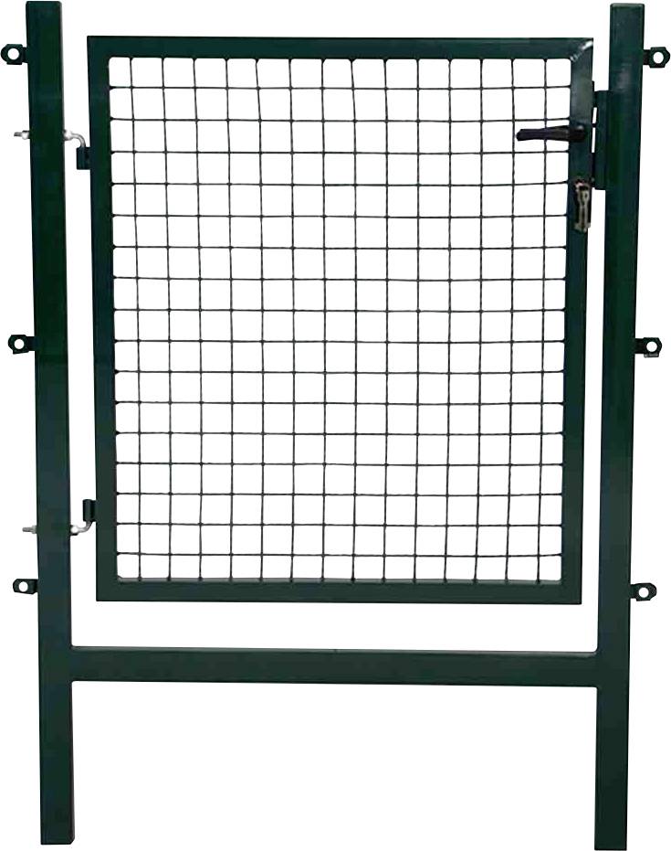 Een groen metalen hek met vierkant draadmotief, voorzien van een slot, gemonteerd op twee stevige palen.