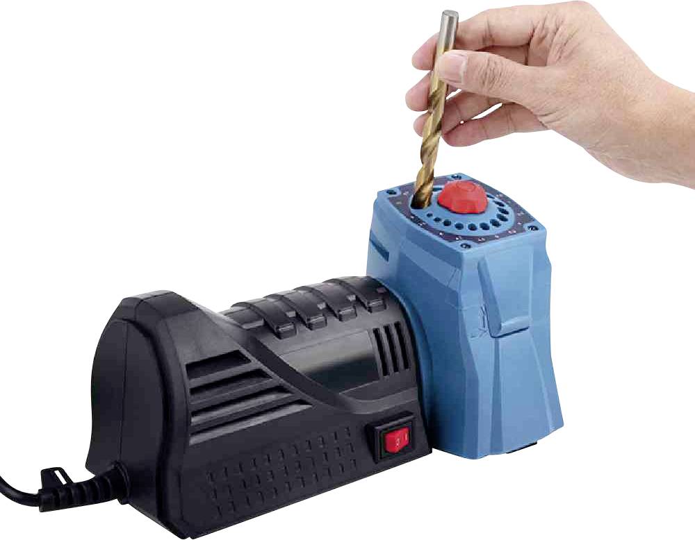 Een hand houdt een boor vast die in een elektrische slijpmachine wordt geplaatst. Het apparaat staat aan en is gebruiksklaar.