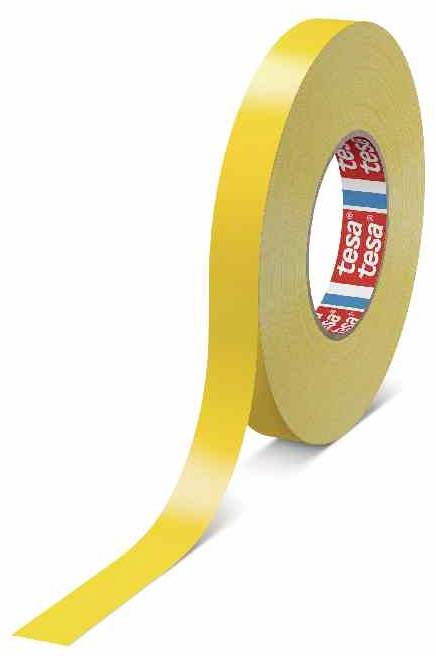 'Geel plakband met het opschrift tesa, afgerold. Het toont het logo aan de binnenkant van de rol. Geschikt voor verpakking.'