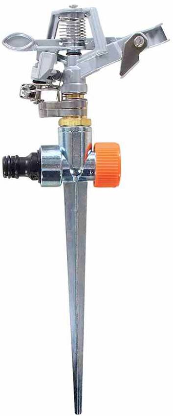 Een metalen tuinsproeier met grondpen en oranje draaiknop, geschikt voor gelijkmatige besproeiing van gazons.