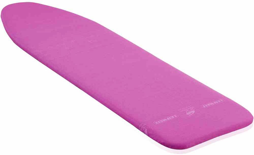 Een roze strijkplankhoesje van stof, glad gespannen en klaar om te strijken.