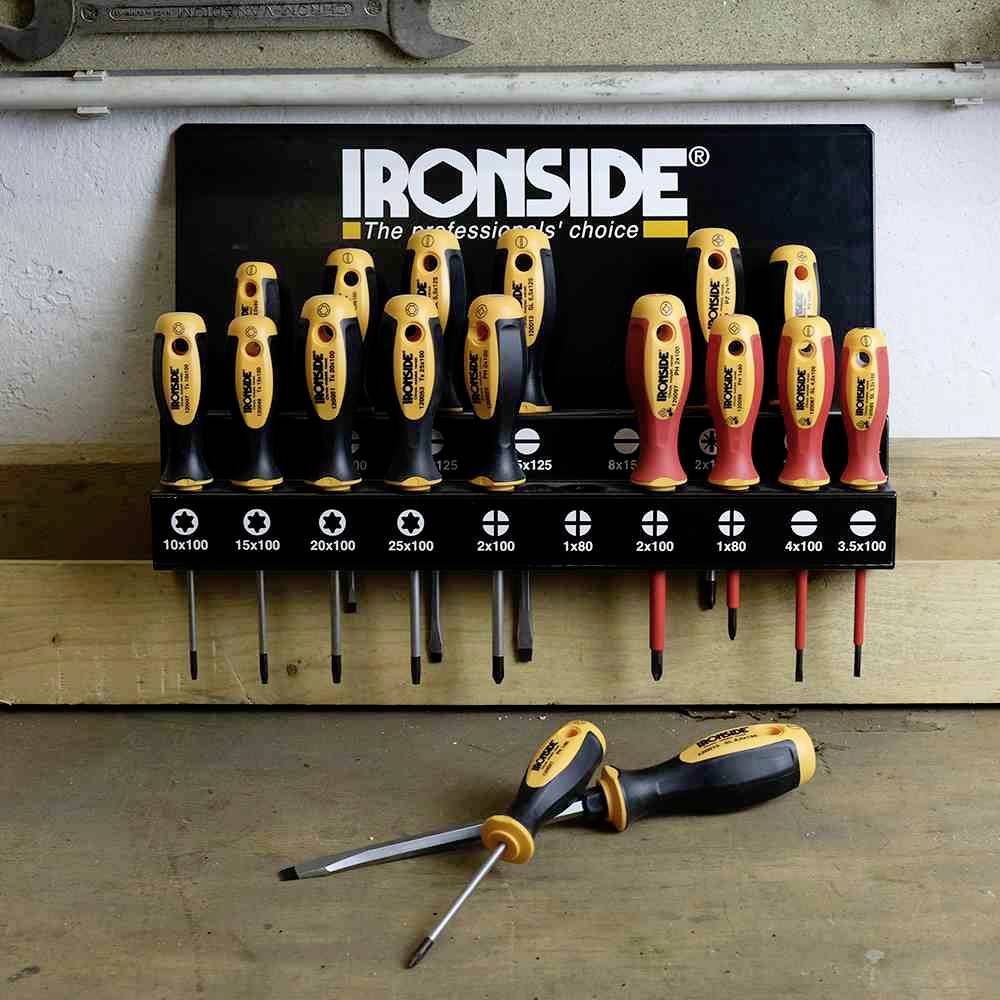 'Schroevendraaier set van Ironside gemonteerd op een houder aan de muur. Verschillende types en maten, geschikt voor dagelijks gebruik en professioneel werk.'