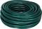 Groene tuinslang van rubber, strak opgerold tot een grote spiraal, klaar voor gebruik in de tuin of voor irrigatie.