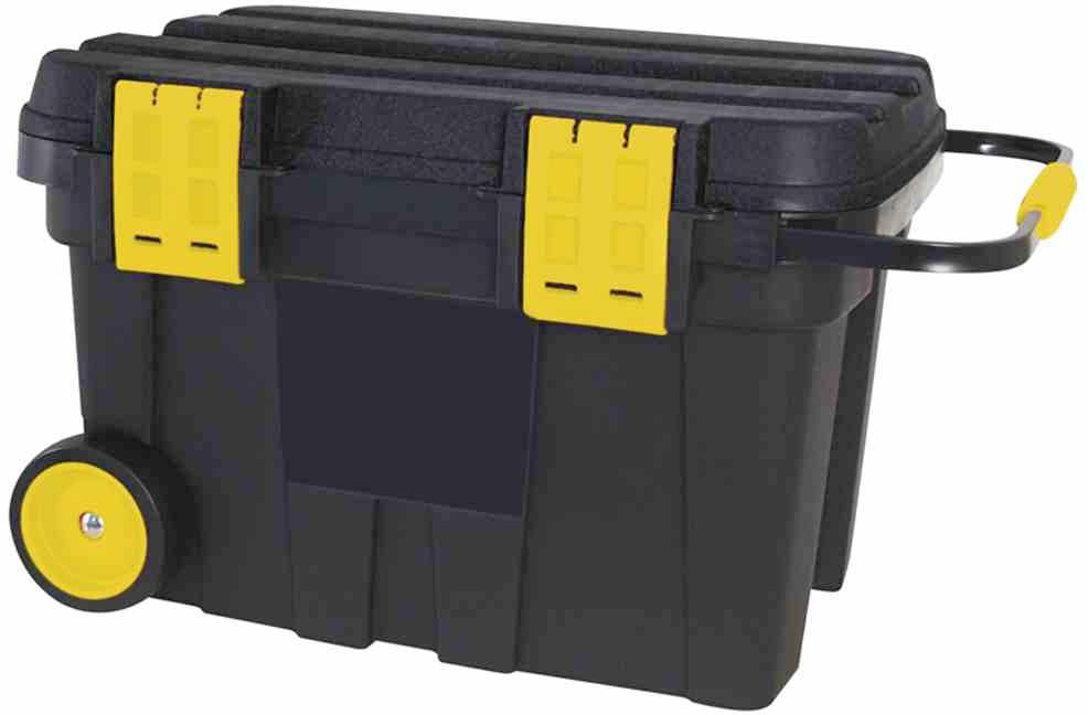 Zwarte gereedschapskist op wielen met gele sluitingen en handgreep, ideaal voor gereedschappen en eenvoudige verplaatsbaarheid.