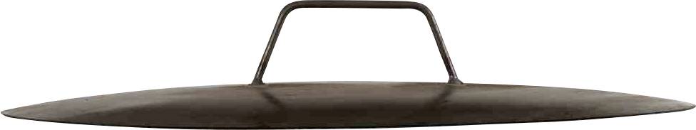 Een oude, ronde metalen pannendeksel met een handvat in het midden, gezien van opzij. De deksel is licht geoxideerd.