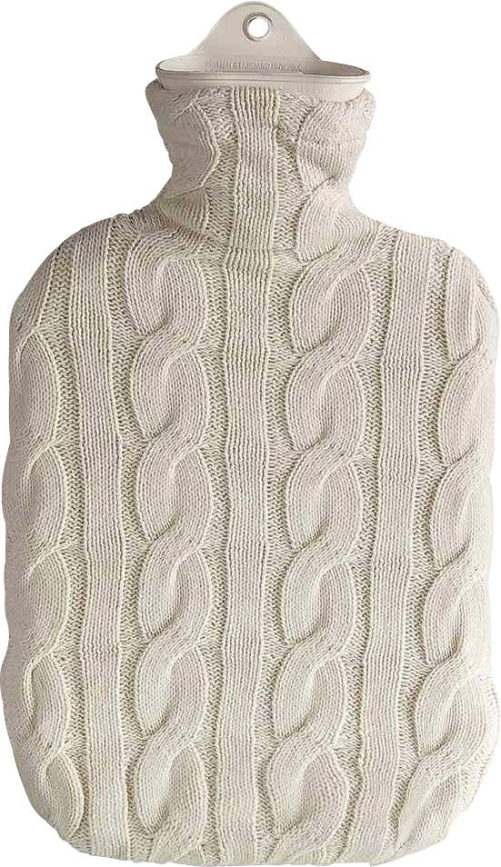 Warmwaterkruik met een gebreide hoes in crèmekleur met kabelmotief, gefotografeerd van bovenaf.