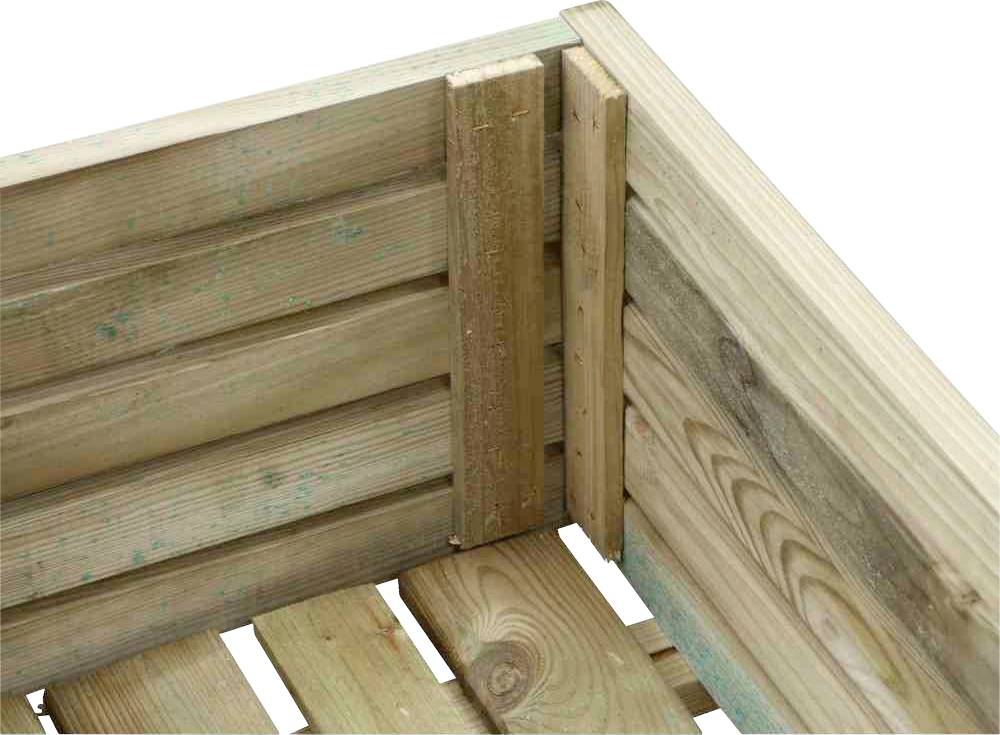 Houten constructie toont de hoek van een verhoogde plantenbak gemaakt van houten latten. De latten zijn horizontaal op elkaar geplaatst en groenachtig gekleurd.