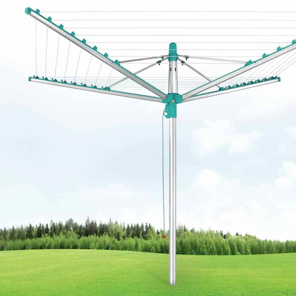 Een wasrekje staat op een groene weide voor een achtergrond met bomen en een blauwe lucht.