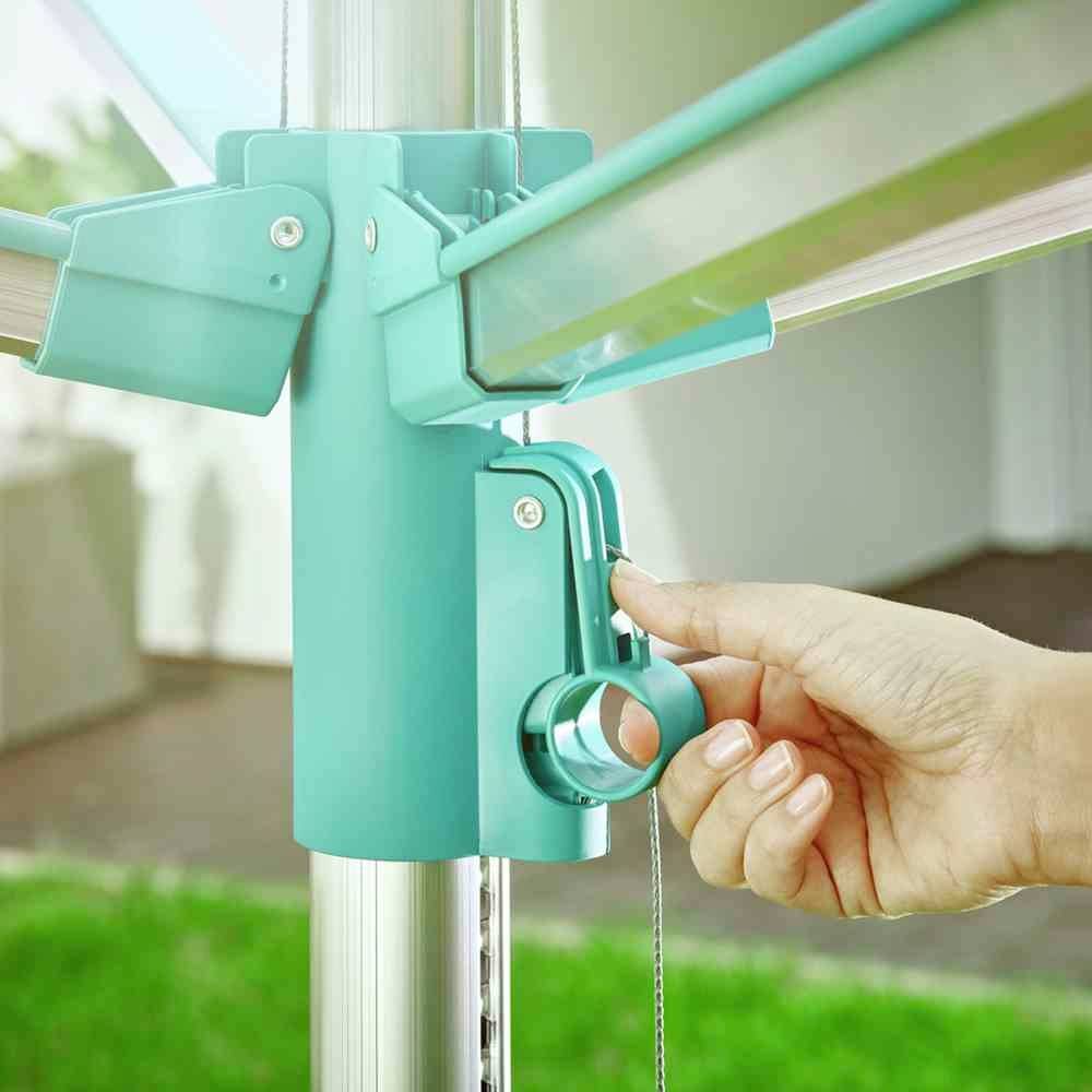 Een hand past een groene hendel aan aan het mechanisme van een parasol. De focus ligt op de functie voor hoogteverstelling.