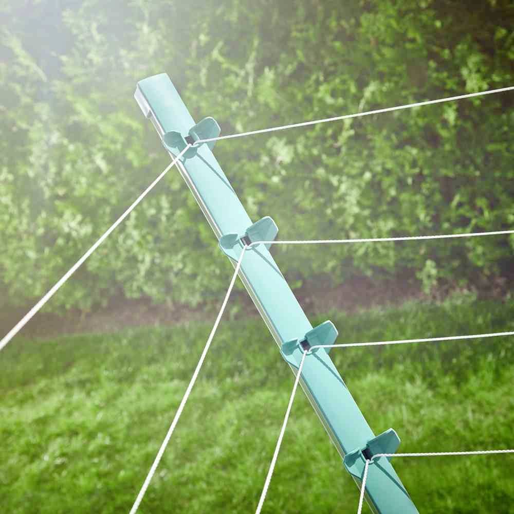 Een groene schutpaal met gespannen draden voor een haag.