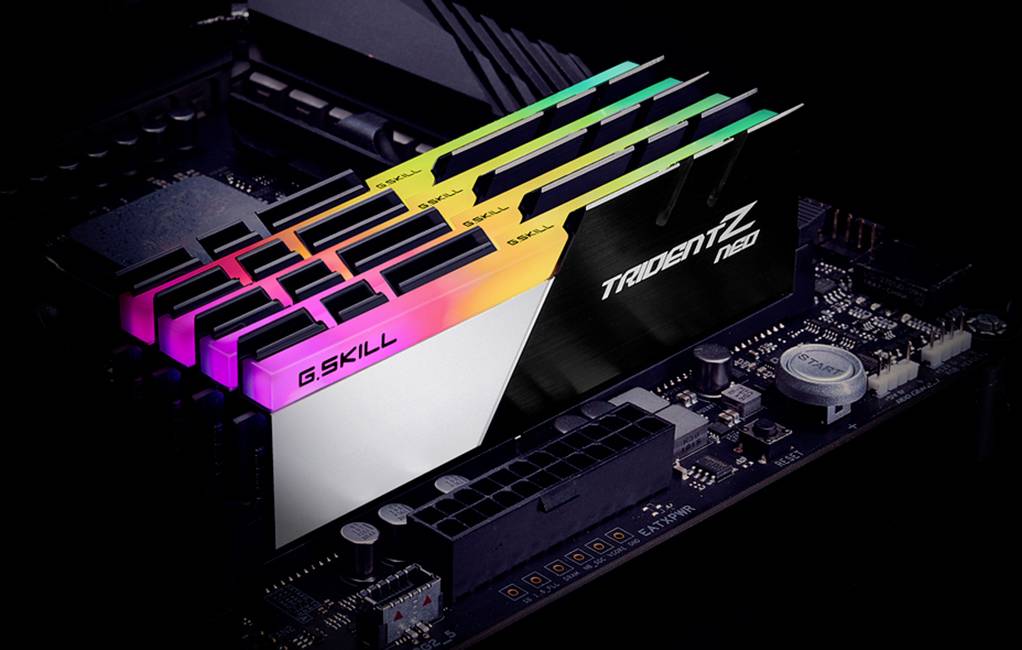 Vier lichtgevende RAM-modules op een moederbord, G.SKILL Trident Z Neo, met RGB-verlichting in verschillende kleuren.