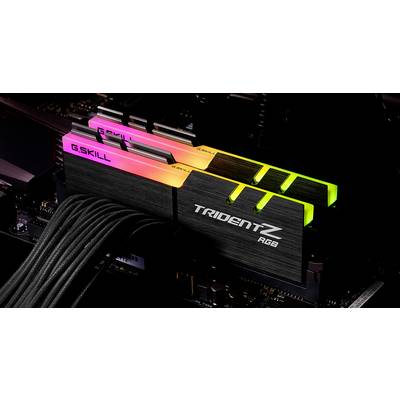 Twee stralende Trident Z RGB RAM-modules van G.SKILL zijn geïnstalleerd op een moederbord. De kleuren wisselen tussen roze en groen.