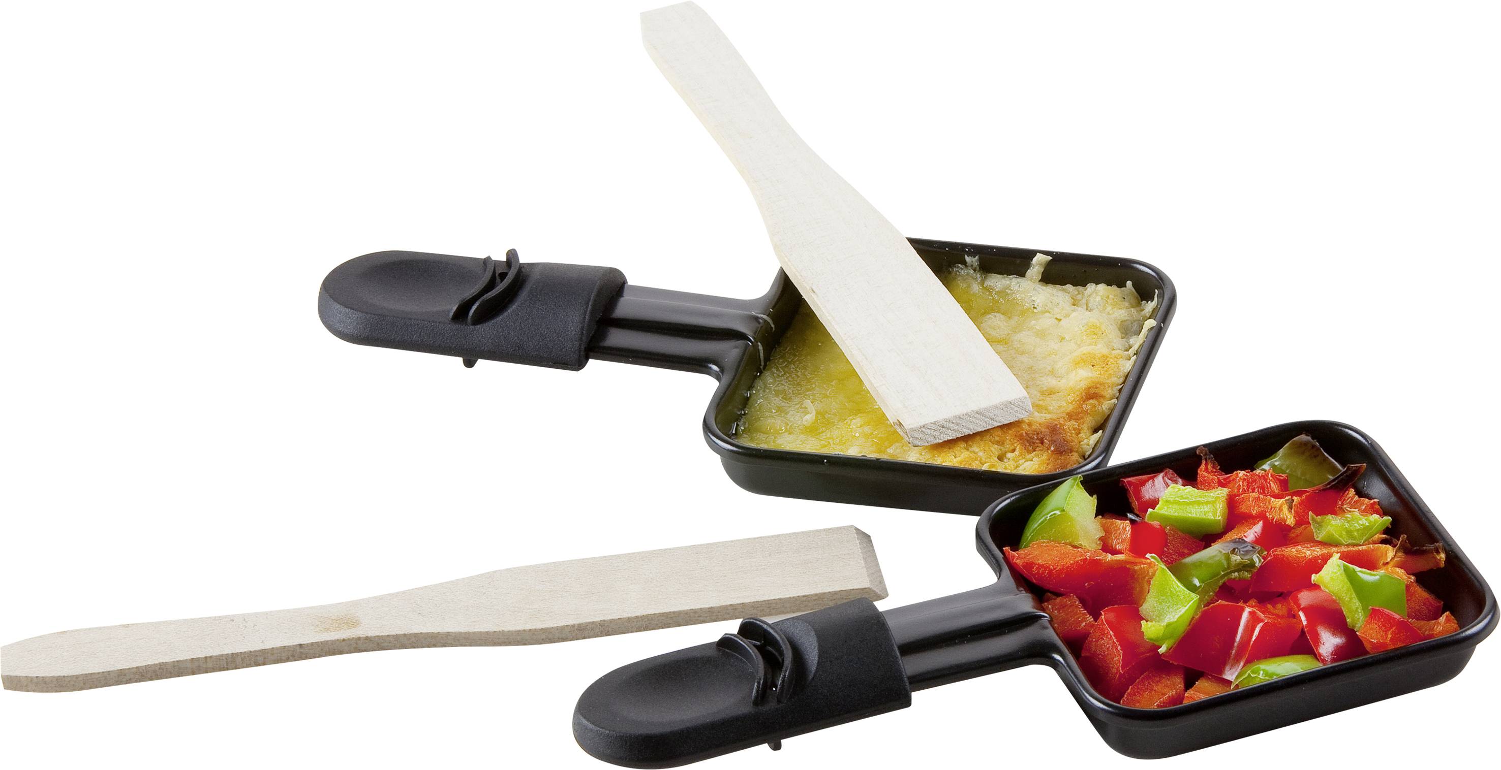 Twee raclette-pannetjes: eentje met gesmolten kaas, de andere met gehakte rode en groene paprika. Houten spatels liggen erop.