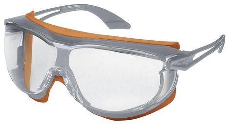 Veiligheidsbril met transparante glazen, grijze montuur en oranje accenten, gebruikt voor oog- en gezichtsbescherming tijdens handmatige werkzaamheden.