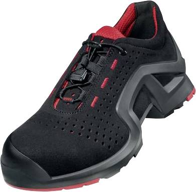 Zwarte en rode sportschoen met een modern design en geperforeerd bovenmateriaal, geschikt voor sportieve activiteiten.
