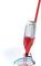 Een rode vloerwisser met geïntegreerde sproeier in een transparante kunststof tank sproeit water op de vloer, vergezeld van een dweil.