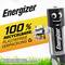 Een batterijfiguur houdt een verpakking batterijen voor een gele achtergrond. Tekst: '100% recyclebare, plasticvrije verpakking'. Merknaam bovenaan.