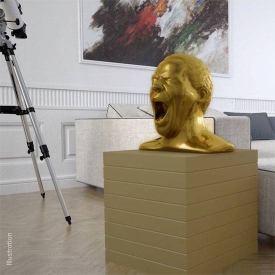 Gouden buste van een schreeuwende persoon op een sokkel in een modern woonkamer, naast een telescoop en een bank.