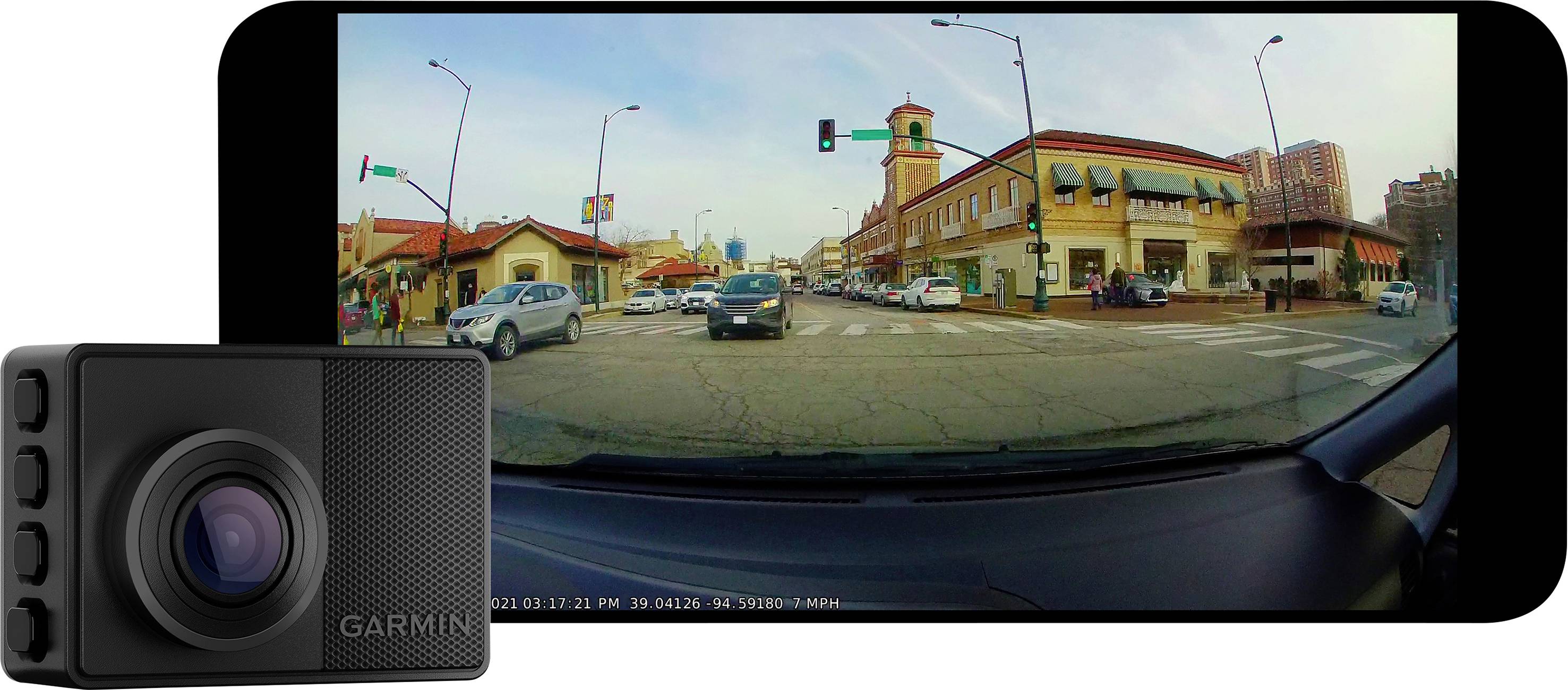 Een dashcam-opname toont een druk kruispunt met auto's en verkeerslichten in een stadslandschap.