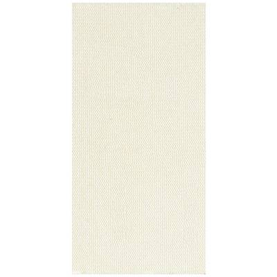 Een rechthoekige, beige tapijt met een fijne, gelijkmatige weefstructuur. Ideaal voor woonruimtes of kantoren.