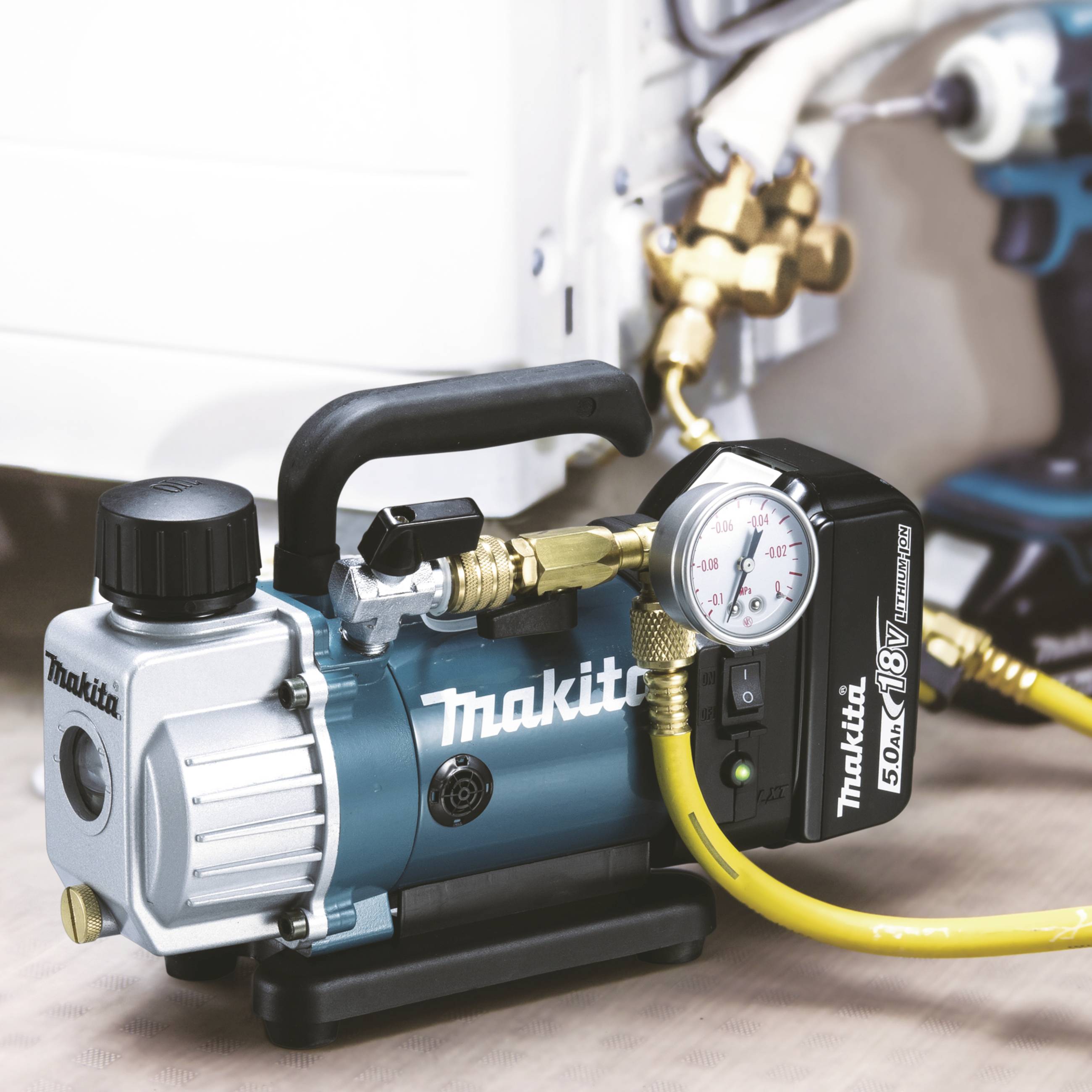 Luchtcompressor van Makita met manometer en slang, geschikt voor het oppompen van banden of voor gebruik met pneumatische gereedschappen.