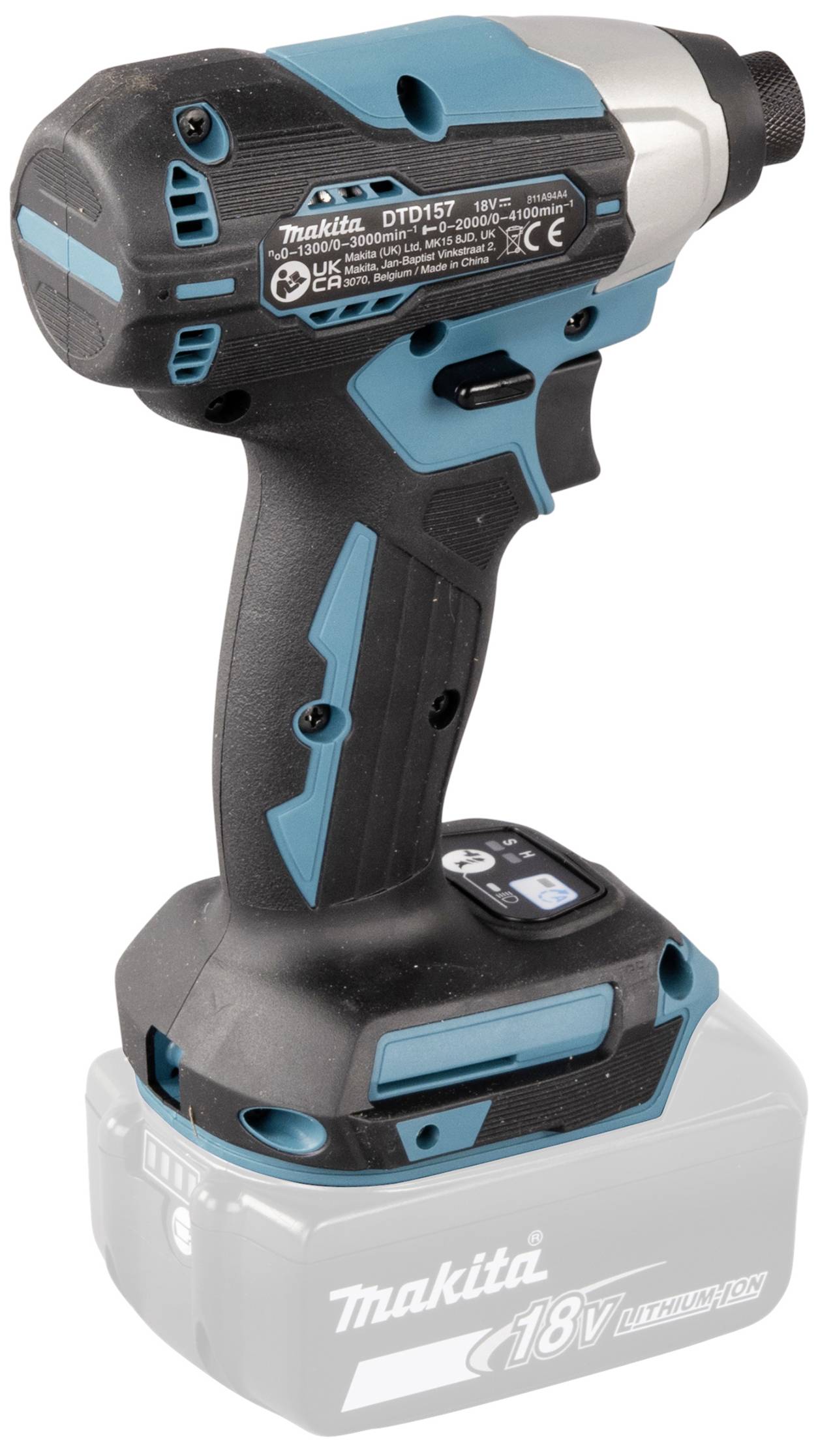 Accuschroefmachine met 18V lithium-ion-accu, zwart-blauw design, staand op witte achtergrond.