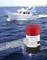 Een elektrische waterpomp in werking voor een wit motorboot op zee, met een sirene aan boord.