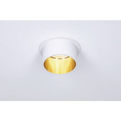 Een ronde, witte plafondlamp met een gouden binnenreflector die zacht, warm licht op een wit plafond projecteert.