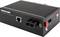 Een zwarte Fast Ethernet industriële media converter met Ethernet-poort en glasvezelaansluitingen voor industriële netwerktoepassingen.