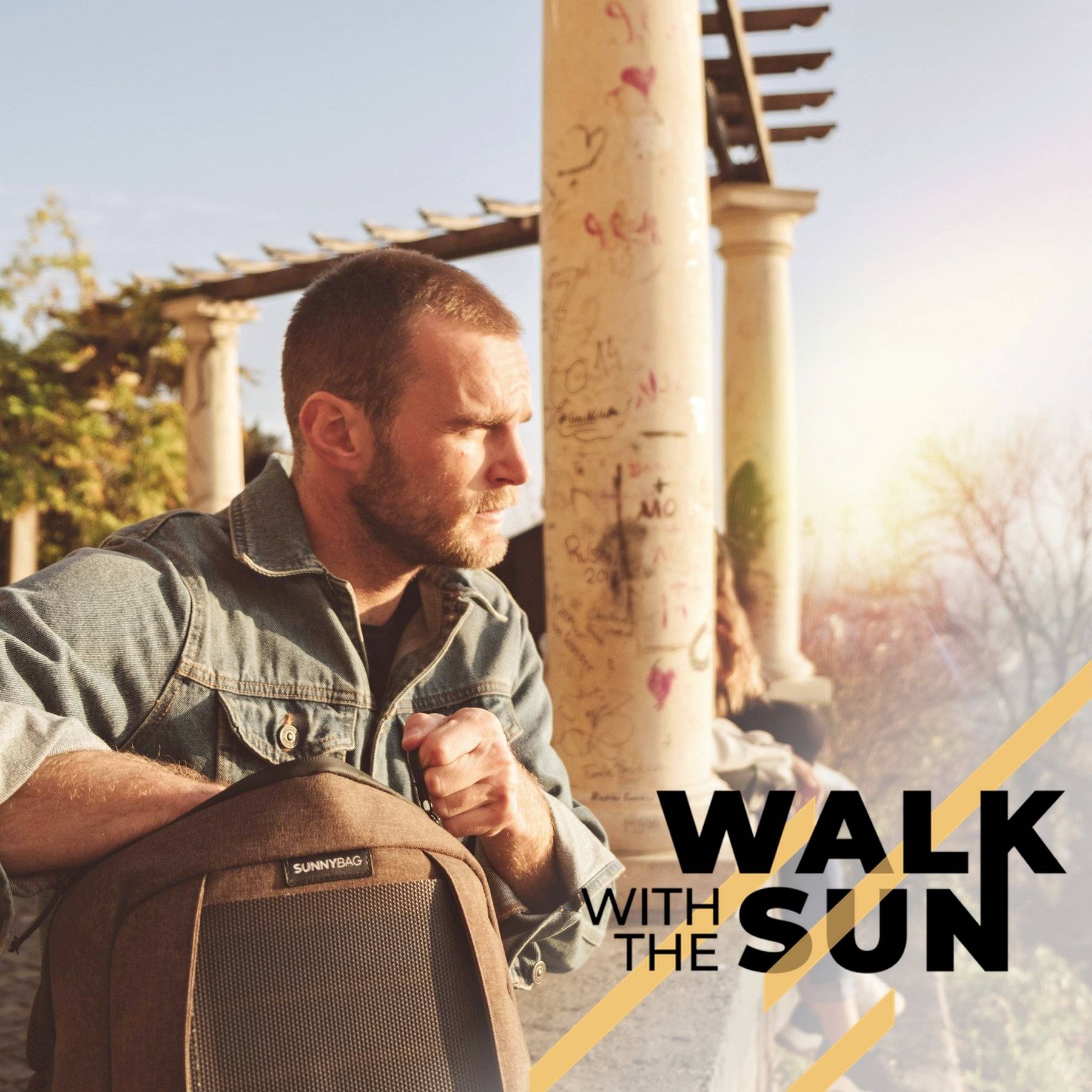 'Zwarte rugzak met robuuste handgreep, spatwaterdichte rits, gewatteerde draadbanden en zijvakken voor flessen.'