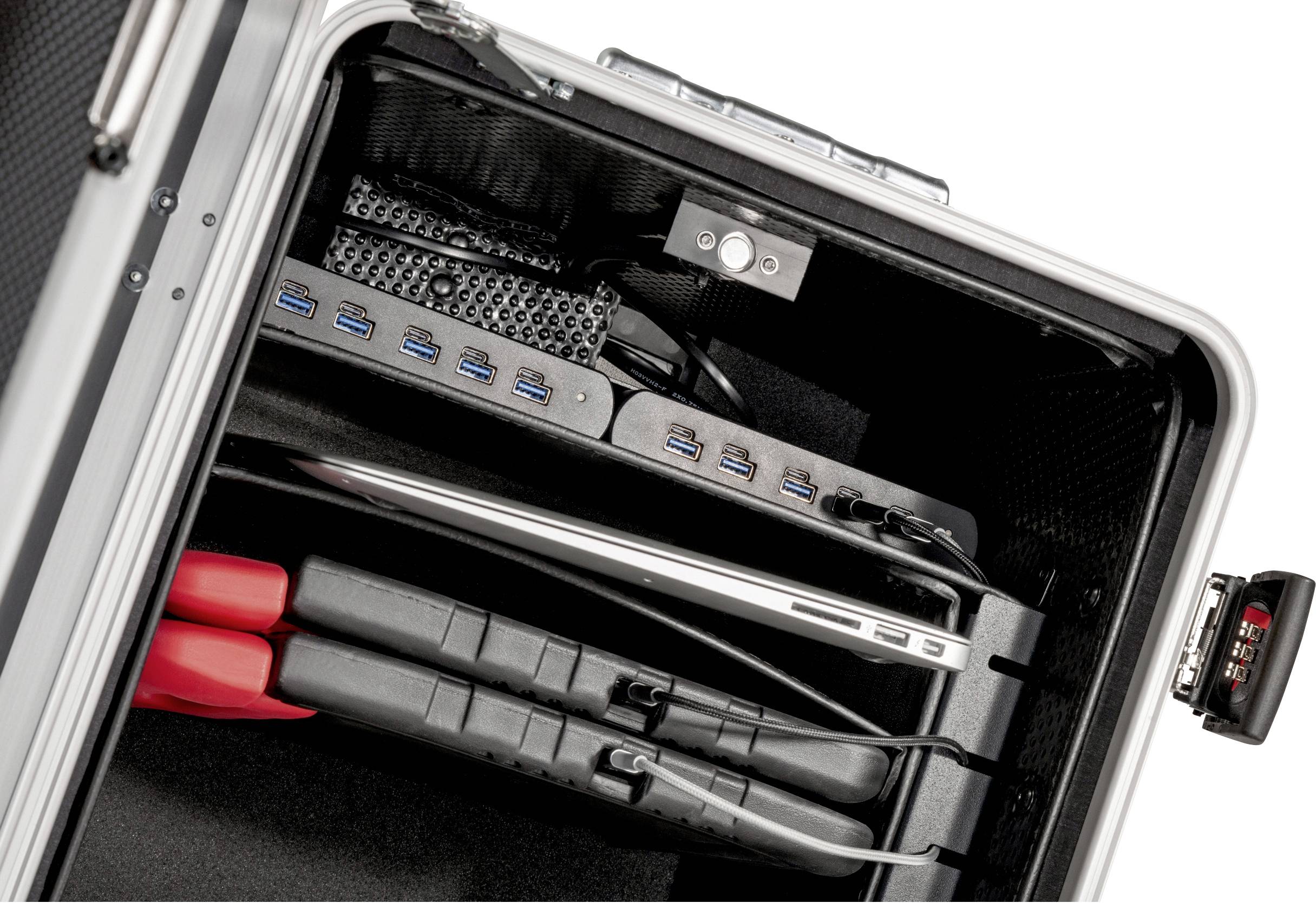 Een open metalen koffer met elektronische apparaten, meerdere USB-poorten en kabels.