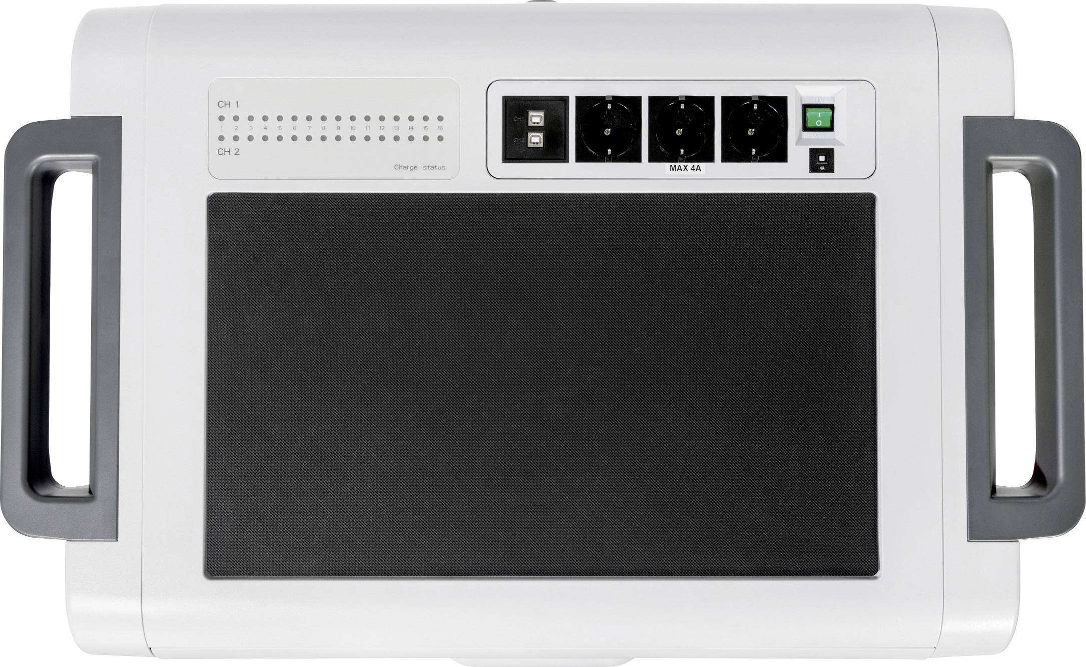 Een wit elektrisch apparaat met twee handgrepen aan de zijkant, bovenaan twee rijen controlelampjes, stopcontacten en een schakelaar.