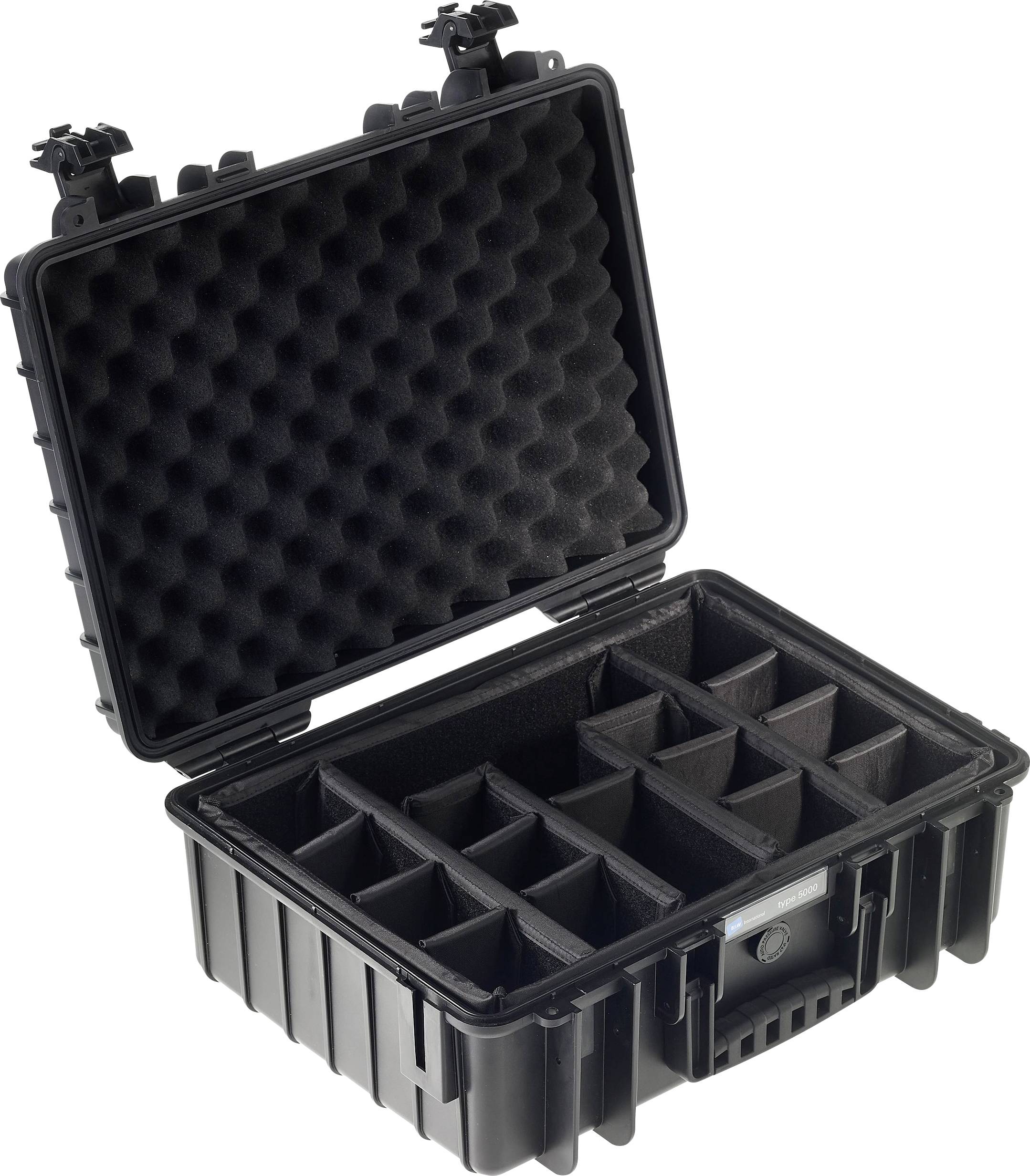 Zwarte hardshell koffer met schuimstofvoering en verstelbare vakken, geopend.