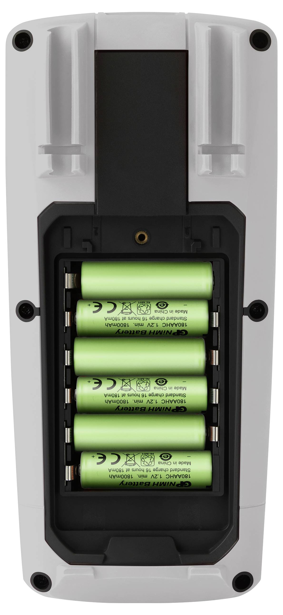 Vier groene AA-batterijen zijn zichtbaar in een open batterijvak van een wit elektronisch apparaat.