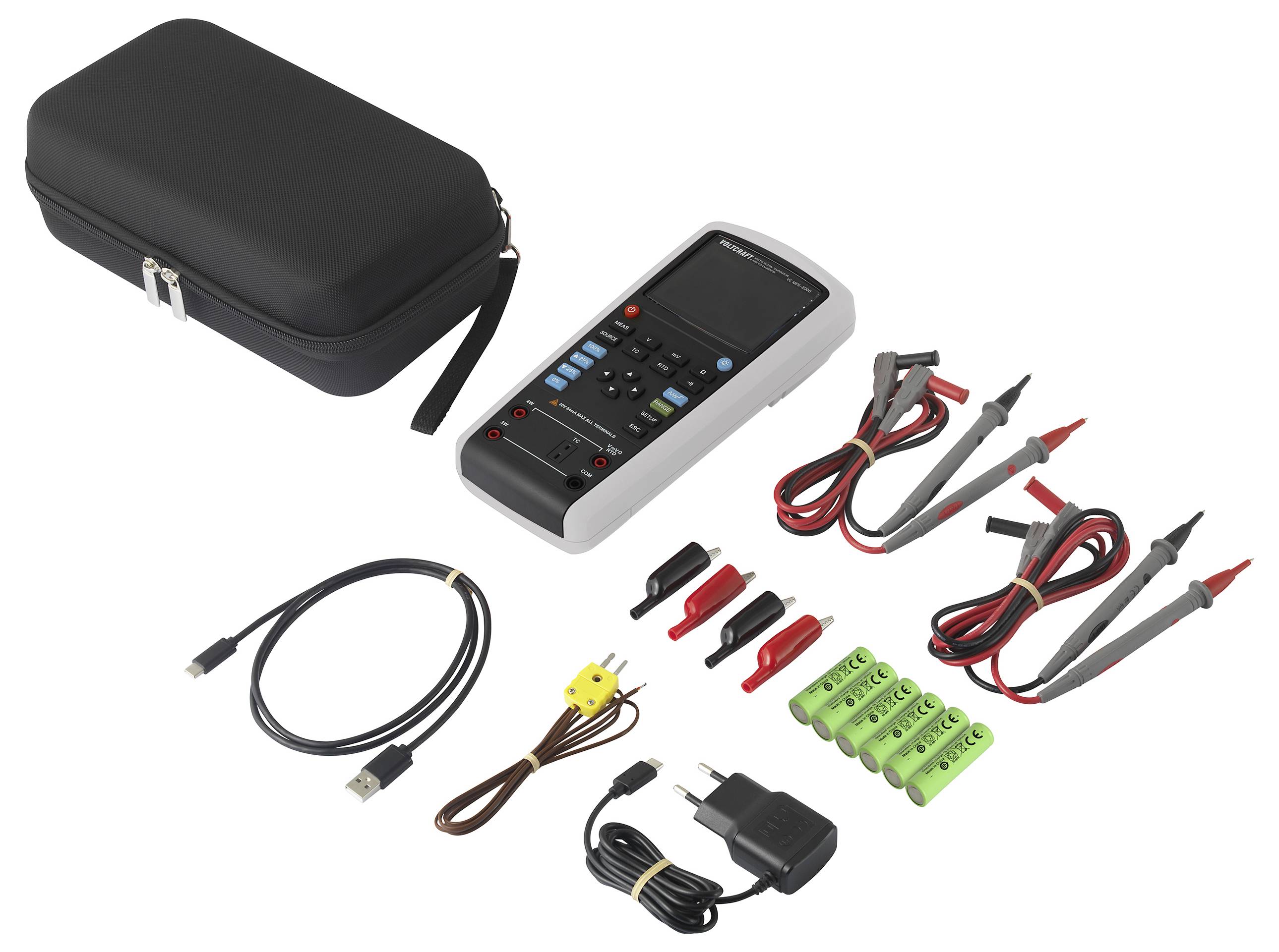 Een digitaal multimeter-set met koffer, meetleidingen, krokodilklemmen, accu's, USB-kabel, temperatuursensor en voedingsadapter.