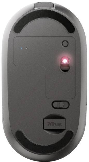 Draadloze computermuis van onderen gezien met sensor, aan/uit-schakelaar en batterijvak. Zwart, ergonomisch ontwerp.