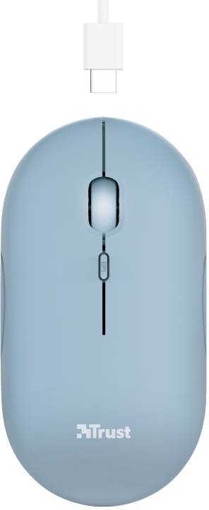 Een blauwe, draadloze computermuis met een USB-C-kabel voor het opladen. Bovenop bevindt zich het logo van het merk 'Trust'.