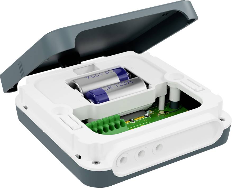 Elektronisch apparaat met open behuizing toont batterij en schakeling.