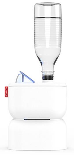 Een witte bruiswatermaker met een waterflacon erop geplaatst. Het apparaat beschikt over een hendel voor koolzuurtoevoer.