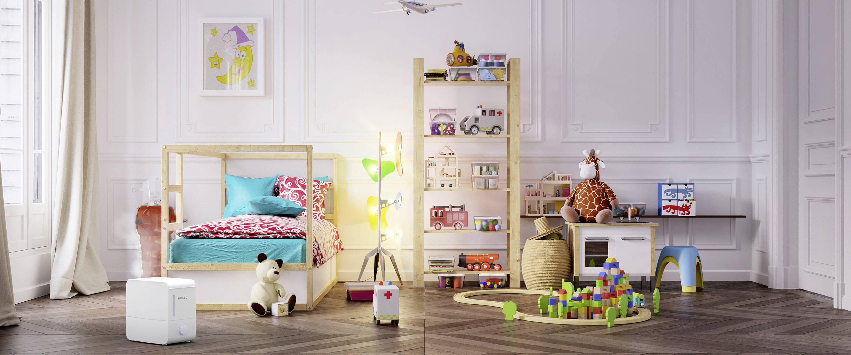 Kinderkamer met een houten bed, een rek vol speelgoed, kleurrijke decoraties, een speelgoedtrein en knuffels op de vloer.