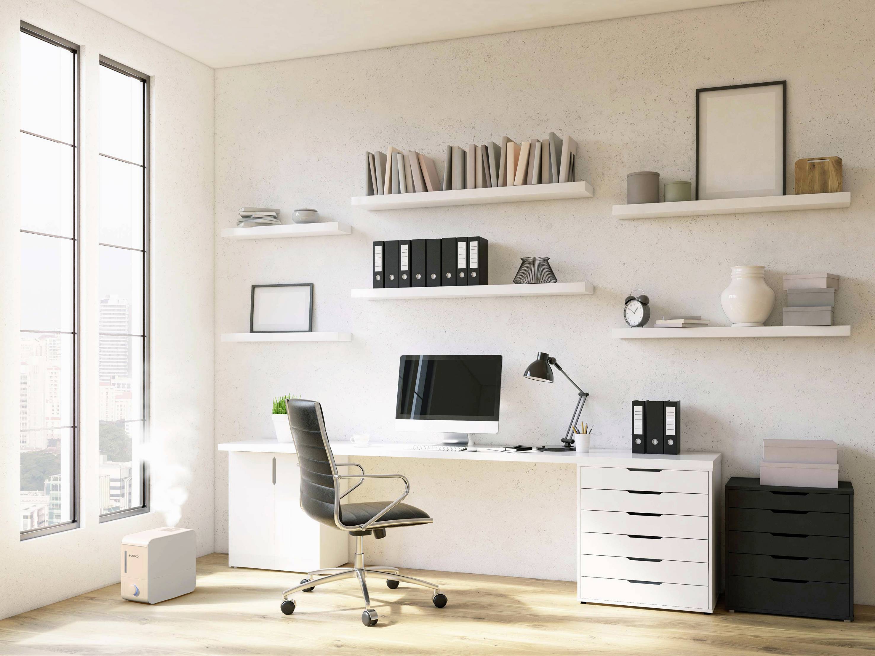 Lichte, moderne kantoorruimte met een groot bureau, bureaustoel, computer en planken vol mappen en boeken. Raam met uitzicht op de stad.