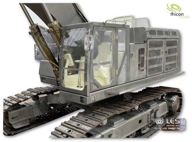 Een modelbouw-voertuig dat een rupskraan voorstelt, met gedetailleerde cabine en logo's van 'lesu model racing' en 'thicon models'.