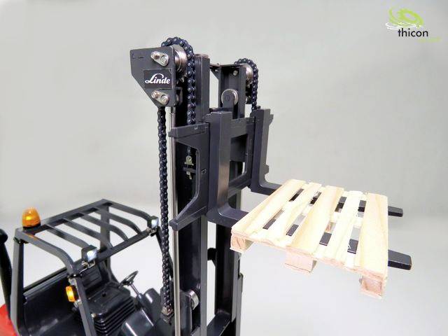 Een leeg palletnauw in een model-heftruck. Het apparaat toont de hefmechaniek met een ketting en vork.