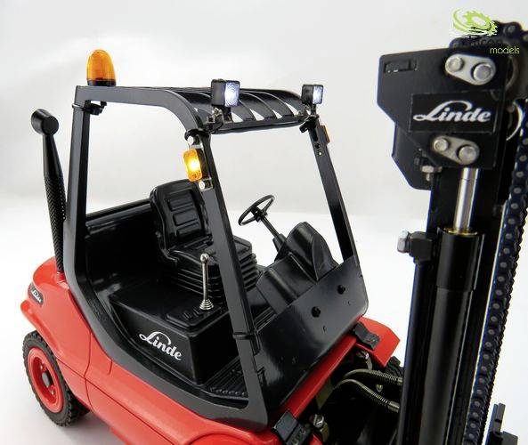 Een rode heftruck met het opschrift 'Linde' op de zitplaats en het frame, gezien van achteren schuin.